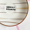 Vintage Wandteller "CHRONICALLY OVERWHELMED" – handbemalte Statement-Wanddeko aus Porzellan