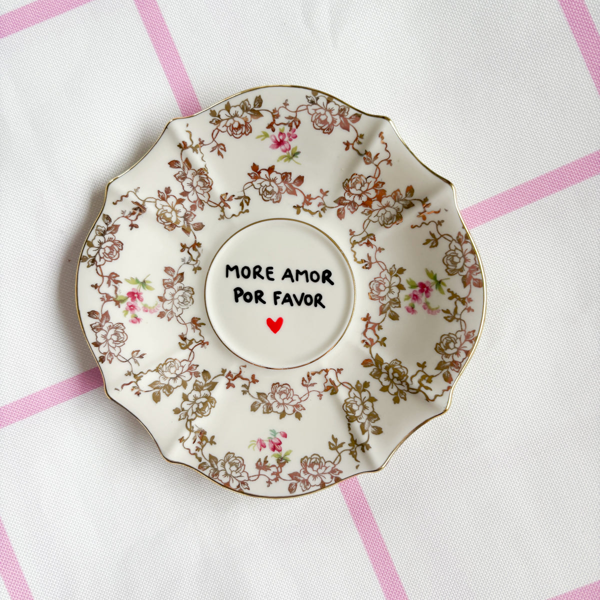 Vintage Wandteller "MORE AMORE POR FAVOR" – handbemalte Statement-Wanddeko aus Porzellan