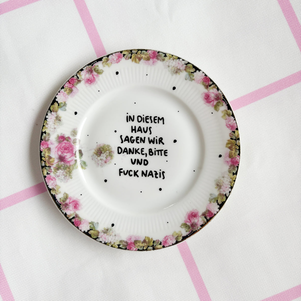 Vintage Wandteller "IN DIESEM HAUS SAGEN WIR DANKE,BITTE UND FUCK NAZIS." – handbemalte Statement-Wanddeko aus Porzellan