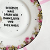 Vintage Wandteller "IN DIESEM HAUS SAGEN WIR DANKE,BITTE UND FUCK NAZIS." – handbemalte Statement-Wanddeko aus Porzellan