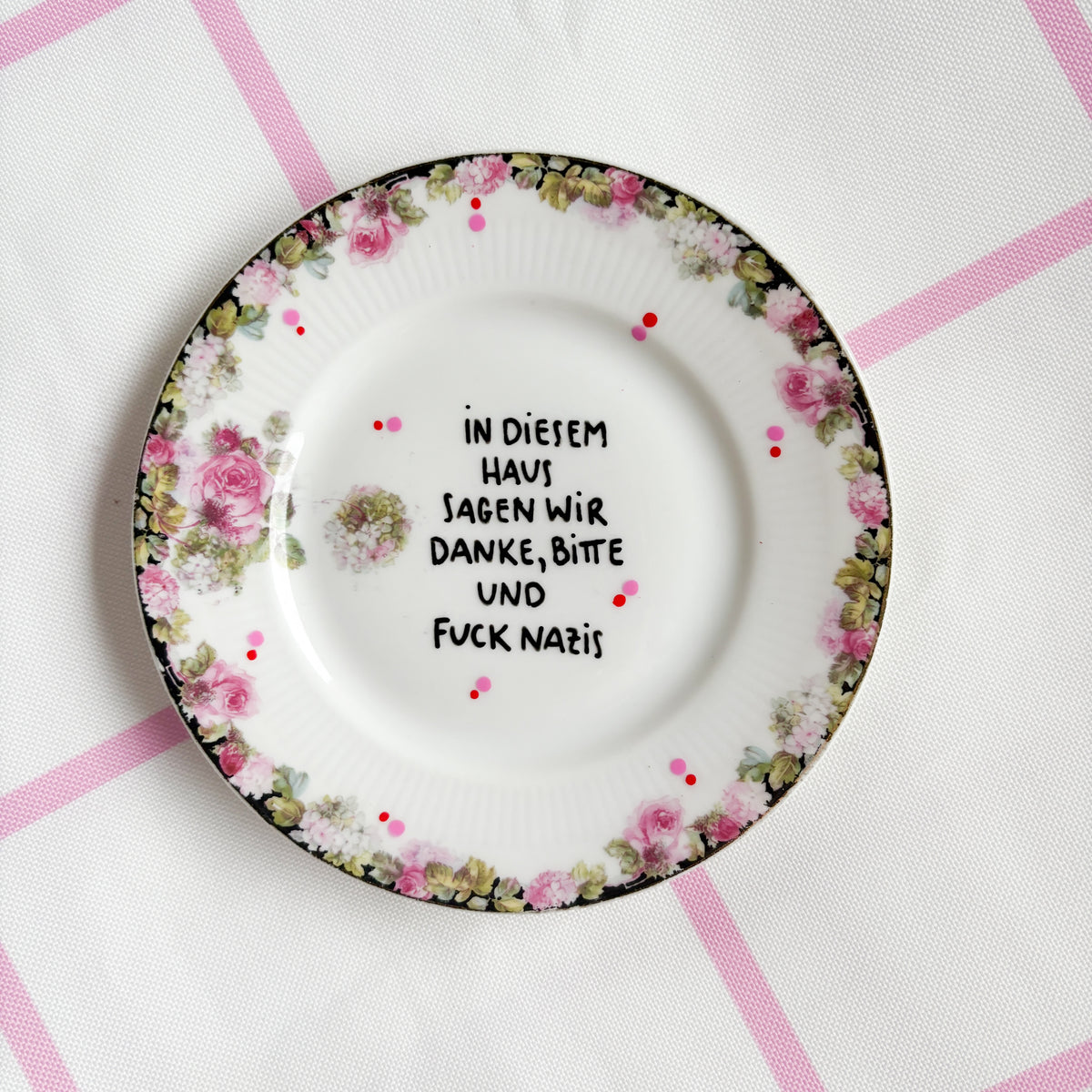 Vintage Wandteller "IN DIESEM HAUS SAGEN WIR DANKE,BITTE UND FUCK NAZIS." – handbemalte Statement-Wanddeko aus Porzellan