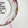 Vintage Wandteller "IN DIESEM HAUS SAGEN WIR DANKE,BITTE UND FUCK NAZIS." – handbemalte Statement-Wanddeko aus Porzellan