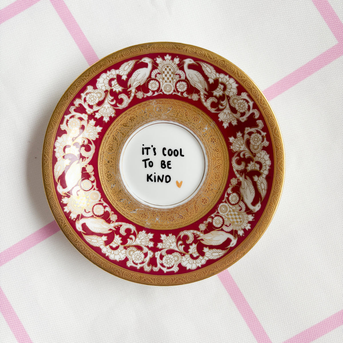 Vintage Wandteller "IT´S COOL TO BE KIND" – handbemalte Statement-Wanddeko aus Porzellan