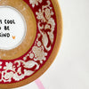 Vintage Wandteller "IT´S COOL TO BE KIND" – handbemalte Statement-Wanddeko aus Porzellan