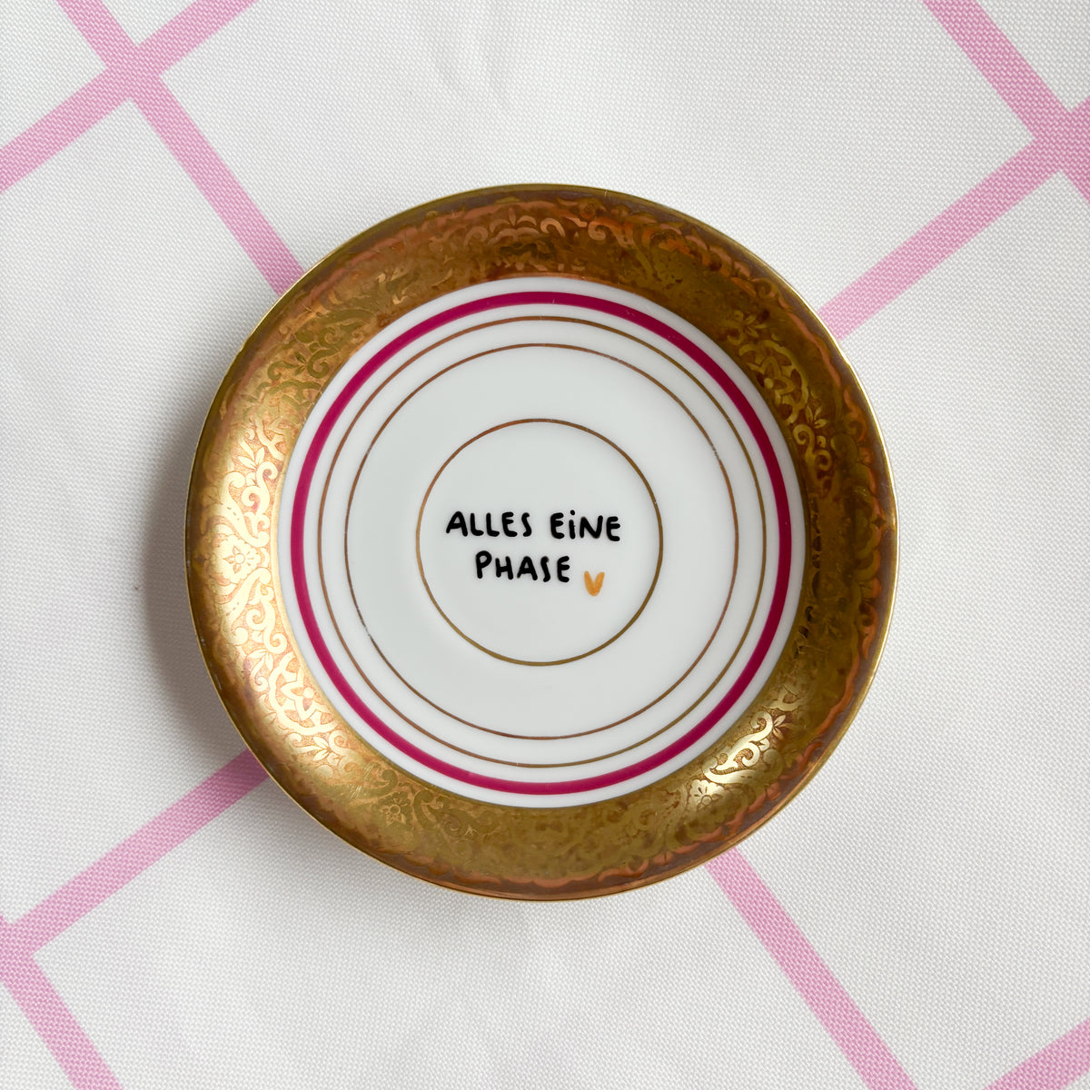 Vintage Wandteller "ALLES EINE PHASE" – handbemalte Statement-Wanddeko aus Porzellan