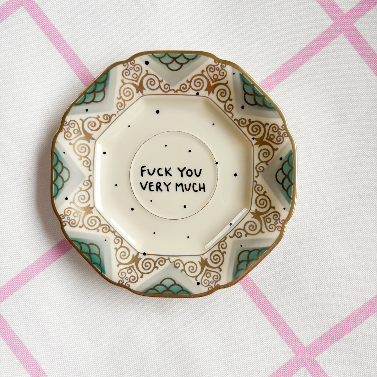 Vintage Wandteller "FUCK YOU VERY MUCH" – handbemalte Statement-Wanddeko aus Porzellan