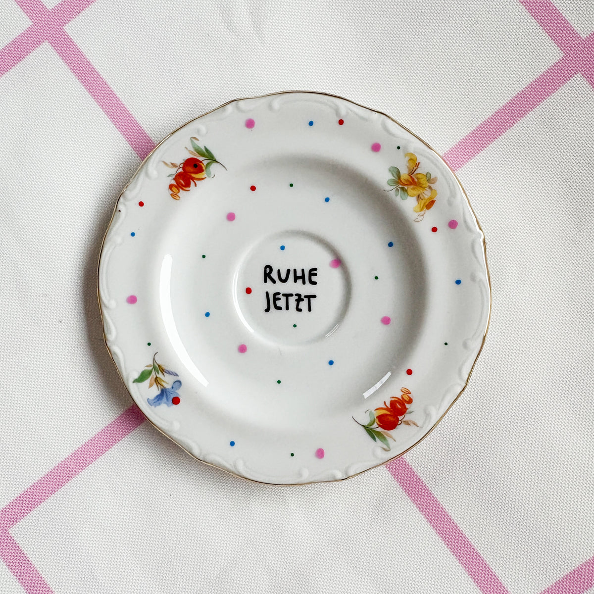 Vintage Wandteller "RUHE JETZT" – handbemalte Statement-Wanddeko aus Porzellan