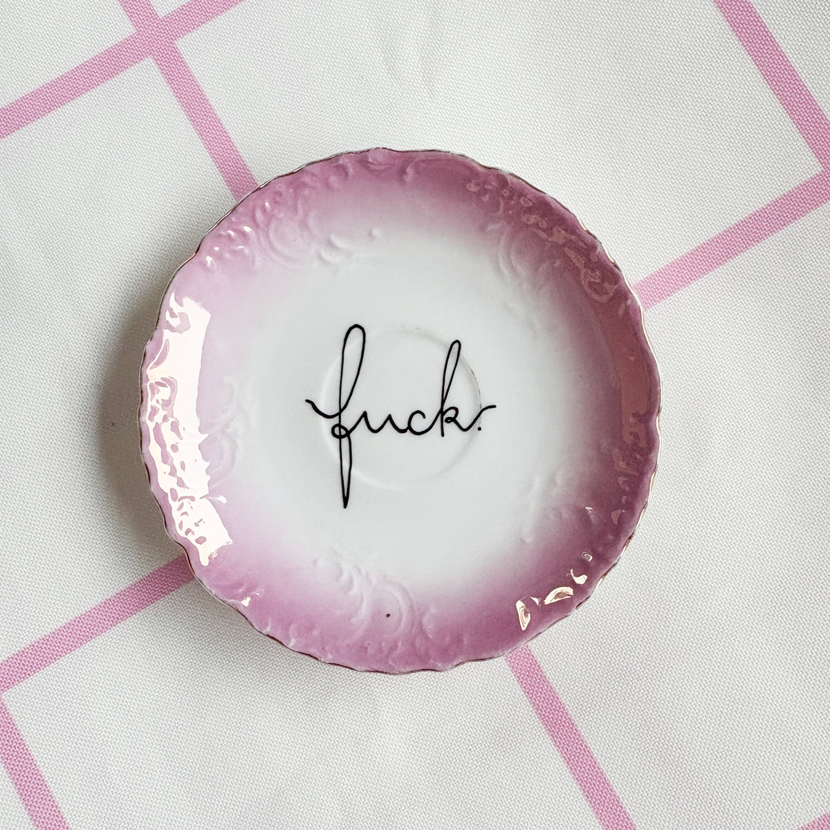 Vintage Wandteller "fuck" – handbemalte Statement-Wanddeko aus Porzellan