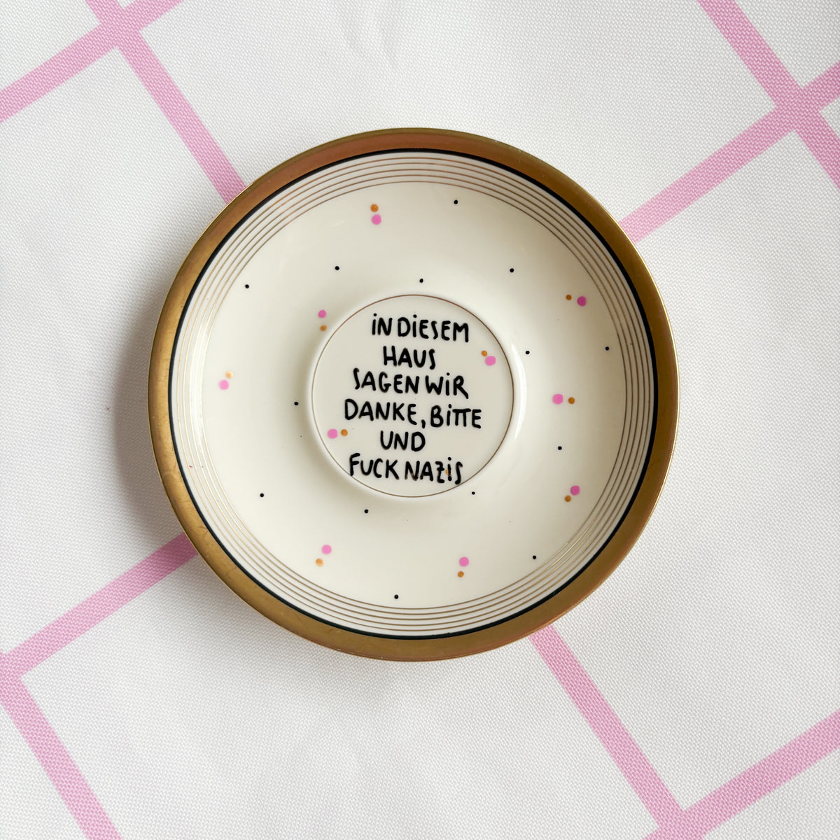 Vintage Wandteller "IN DIESEM HAUS SAGEN WIR MOIN,CIAO UND FUCK NAZIS." – handbemalte Statement-Wanddeko aus Porzellan