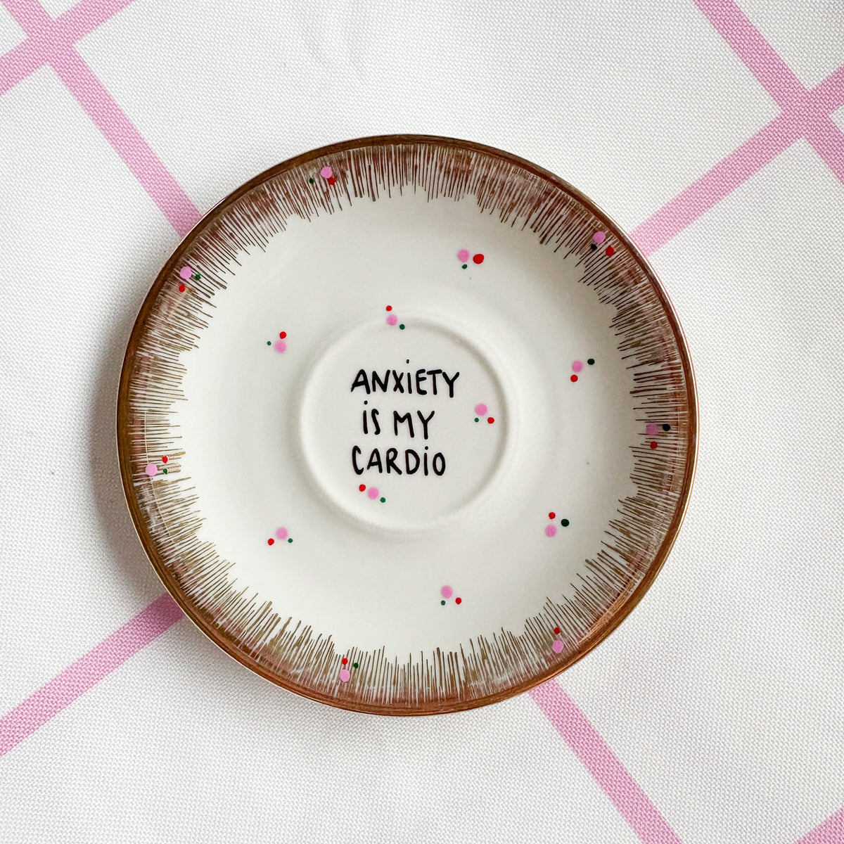Vintage Wandteller "ANXIETY IS MY CARDIO" – handbemalte Statement-Wanddeko aus Porzellan