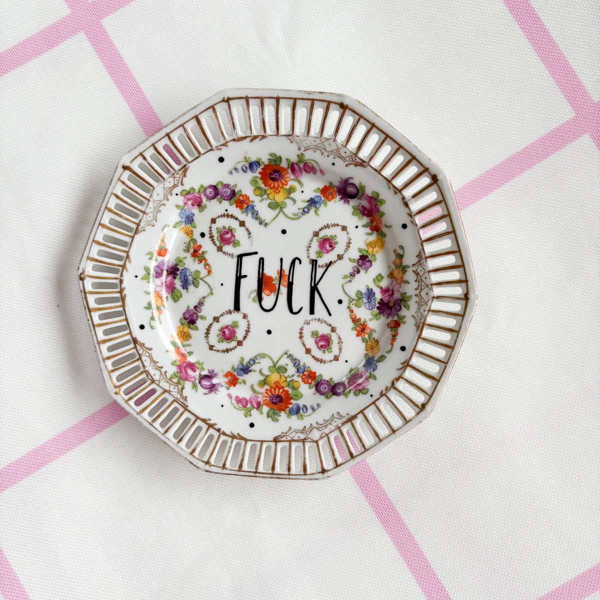 Vintage Wandteller "FUCK" – handbemalte Statement-Wanddeko aus Porzellan