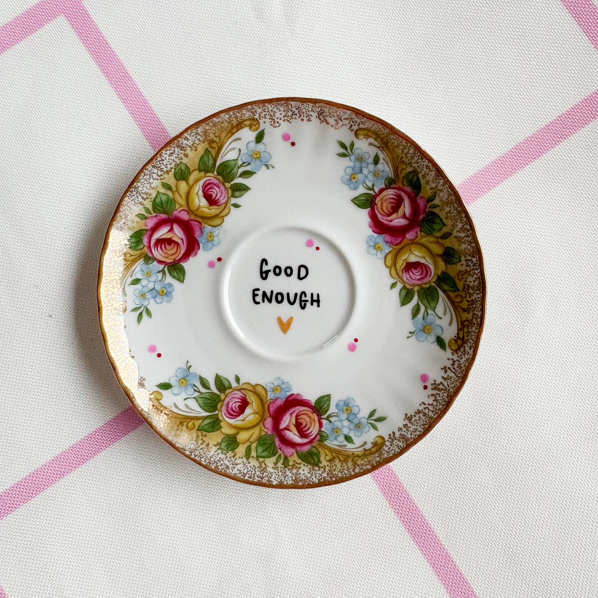 Vintage Wandteller "GOOD ENOUGH" – handbemalte Statement-Wanddeko aus Porzellan
