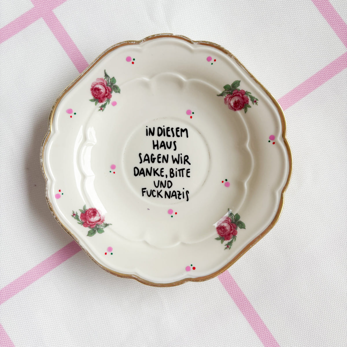 Vintage Wandteller "IN DIESEM HAUS SAGEN WIR DANKE, BITTE UND FUCK NAZIS" – handbemalte Statement-Wanddeko aus Porzellan