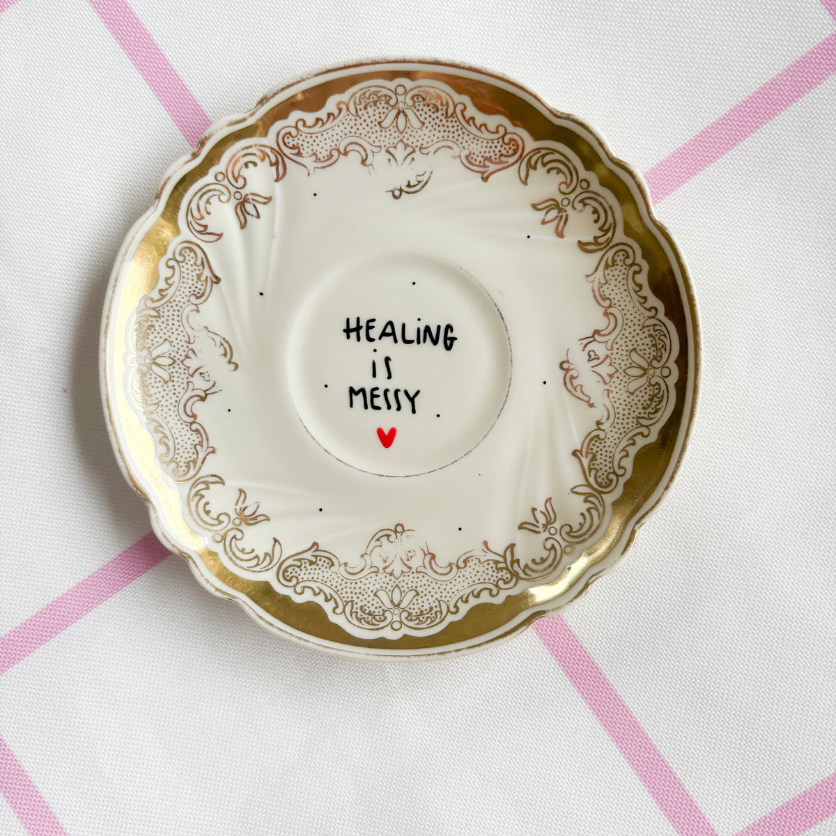Vintage Wandteller "HEALING IS MESSY" – handbemalte Statement-Wanddeko aus Porzellan