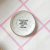 Vintage Wandteller "IN DIESEM HAUS SAGEN WIR DANKE, BITTE UND FUCK NAZIS" – handbemalte Statement-Wanddeko aus Porzellan