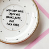 Vintage Wandteller "IN DIESEM HAUS SAGEN WIR DANKE, BITTE UND FUCK NAZIS" – handbemalte Statement-Wanddeko aus Porzellan