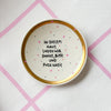 Vintage Wandteller "IN DIESEM HAUS SAGEN WIR DANKE, BITTE UND FUCK NAZIS" – handbemalte Statement-Wanddeko aus Porzellan