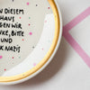 Vintage Wandteller "IN DIESEM HAUS SAGEN WIR DANKE, BITTE UND FUCK NAZIS" – handbemalte Statement-Wanddeko aus Porzellan