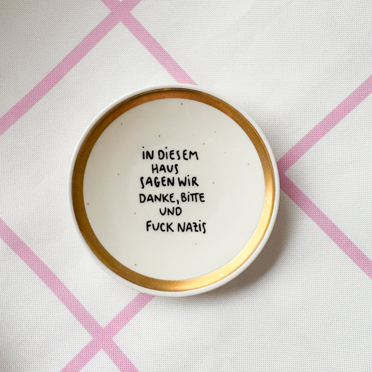 Vintage Wandteller "IN DIESEM HAUS SAGEN WIR DANKE, BITTE UND FUCK NAZIS" – handbemalte Statement-Wanddeko aus Porzellan