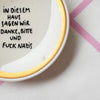 Vintage Wandteller "IN DIESEM HAUS SAGEN WIR DANKE, BITTE UND FUCK NAZIS" – handbemalte Statement-Wanddeko aus Porzellan