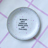 Vintage Wandteller "IN DIESEM HAUS SAGEN WIR DANKE,BITTE UND FUCK NAZIS“– handbemalte Statement-Wanddeko aus Porzellan