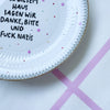 Vintage Wandteller "IN DIESEM HAUS SAGEN WIR DANKE,BITTE UND FUCK NAZIS“– handbemalte Statement-Wanddeko aus Porzellan