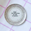 Vintage Wandteller "START SELF-REFLECTION.AI IS NOT A THERAPIST." – handbemalte Statement-Wanddeko aus Porzellan