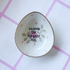 Vintage Wandteller "lCH ATME EIN.ICH RATSE AUS." – handbemalte Statement-Wanddeko aus Porzellan