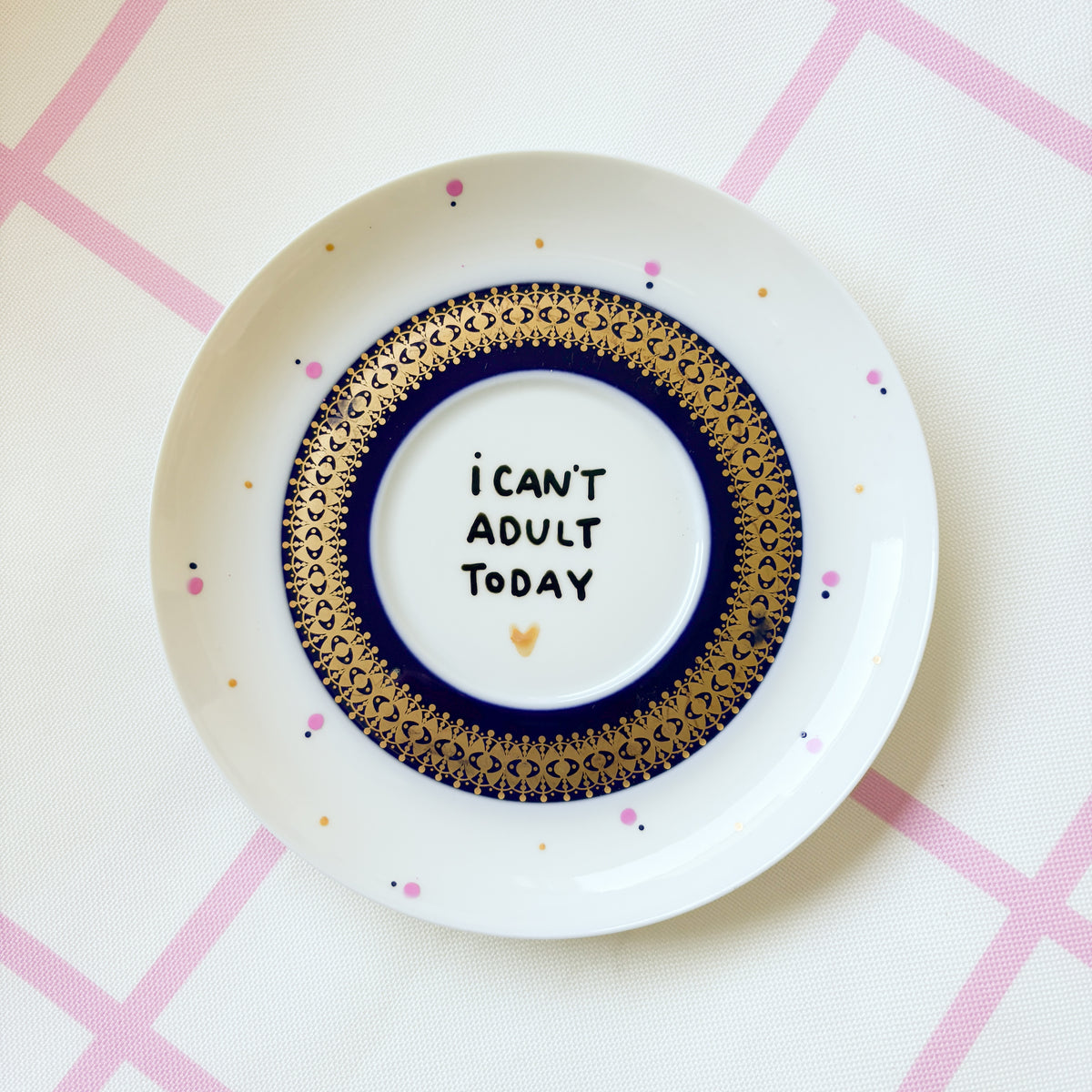 Vintage Wandteller "I CAN´T ADULT TODAY" – handbemalte Statement-Wanddeko aus Porzellan