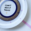 Vintage Wandteller "I CAN´T ADULT TODAY" – handbemalte Statement-Wanddeko aus Porzellan