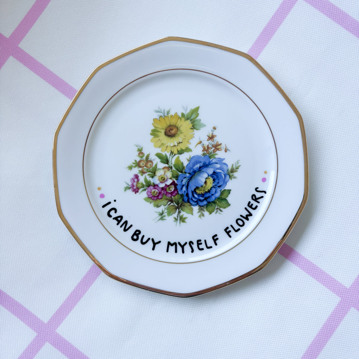 Vintage Wandteller "I CAN BUY MYSELF FLOWERS" – handbemalte Statement-Wanddeko aus Porzellan