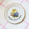 Vintage Wandteller "I CAN BUY MYSELF FLOWERS" – handbemalte Statement-Wanddeko aus Porzellan