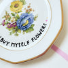 Vintage Wandteller "I CAN BUY MYSELF FLOWERS" – handbemalte Statement-Wanddeko aus Porzellan