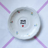 Vintage Wandteller "NUR MUT" – handbemalte Statement-Wanddeko aus Porzellan