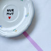 Vintage Wandteller "NUR MUT" – handbemalte Statement-Wanddeko aus Porzellan