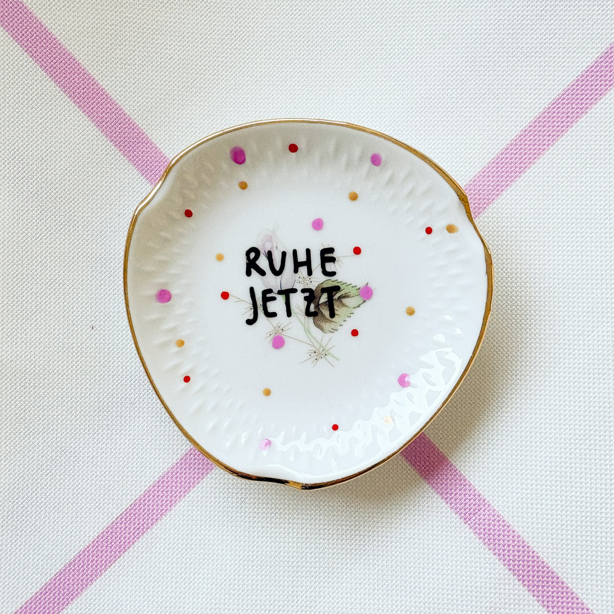 Vintage Wandteller "RUHE JETZT" – handbemalte Statement-Wanddeko aus Porzellan