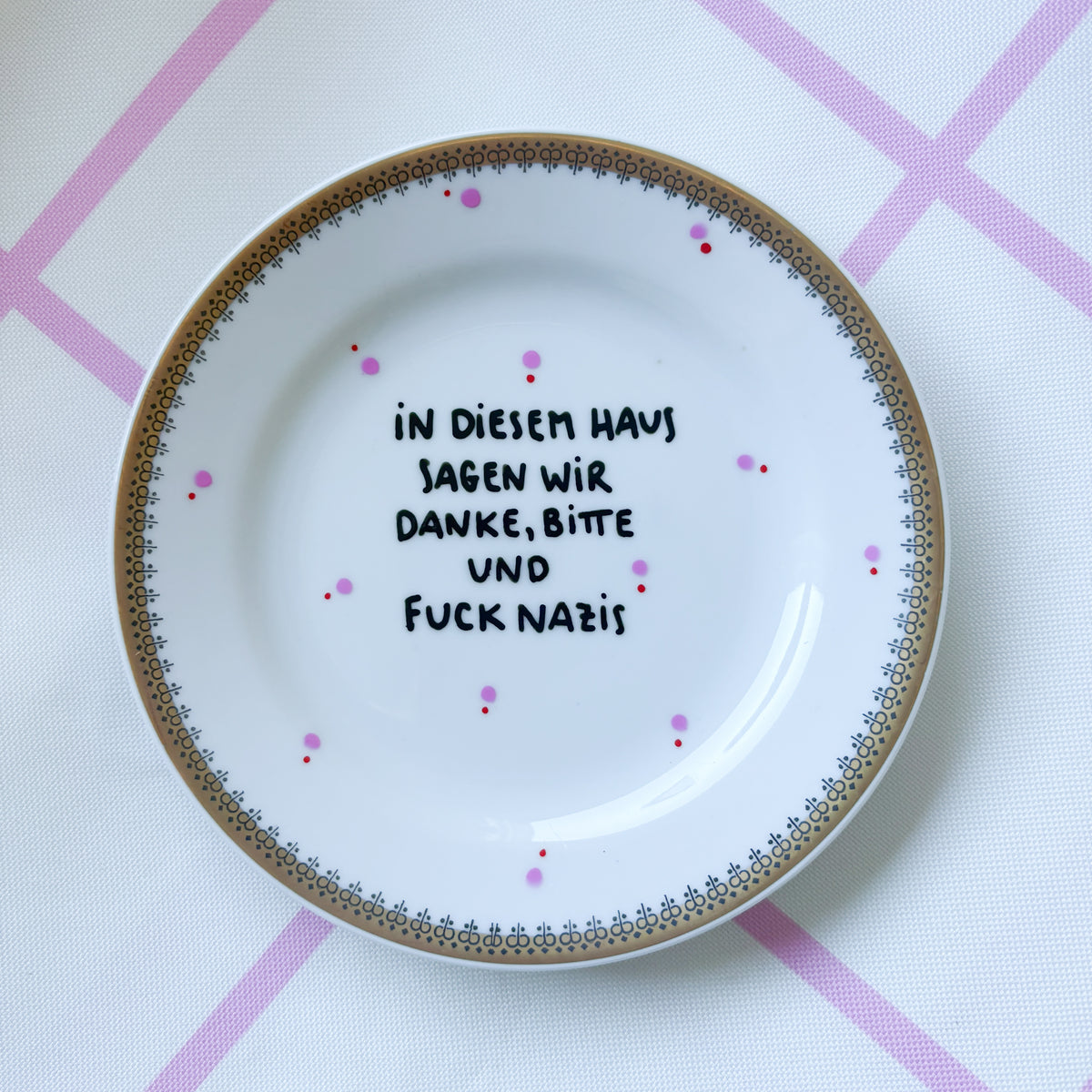 Vintage Wandteller "IN DIESEM HAUS SAGEN WIR DANKE,BITTE UND FUCK NAZIS“– handbemalte Statement-Wanddeko aus Porzellan