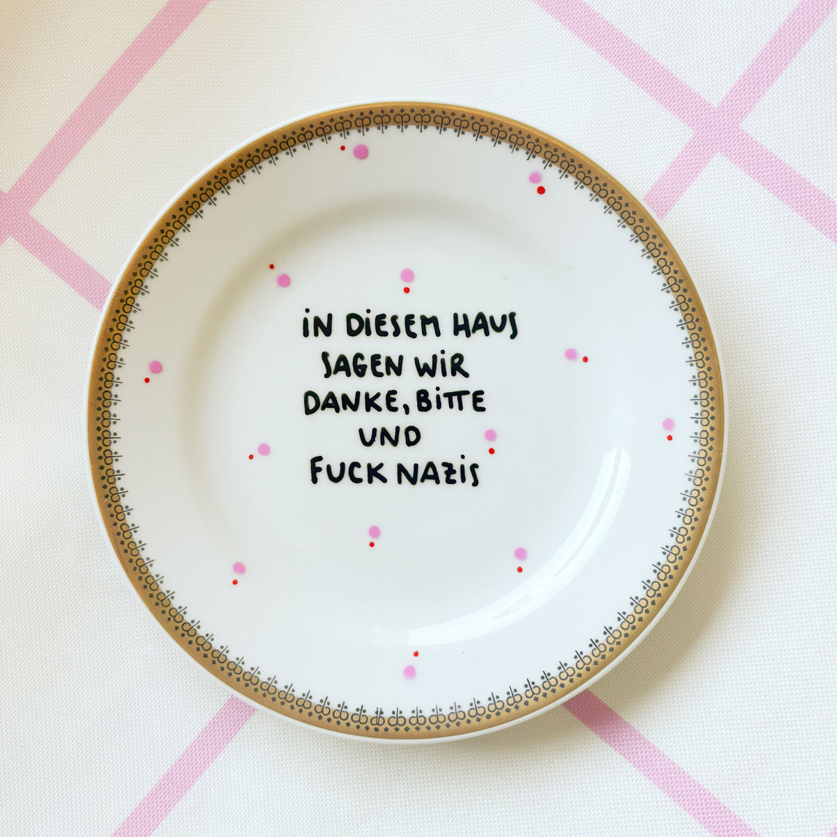 Vintage Wandteller "IN DIESEM HAUS SAGEN WIR DANKE,BITTE UND FUCK NAZIS“– handbemalte Statement-Wanddeko aus Porzellan