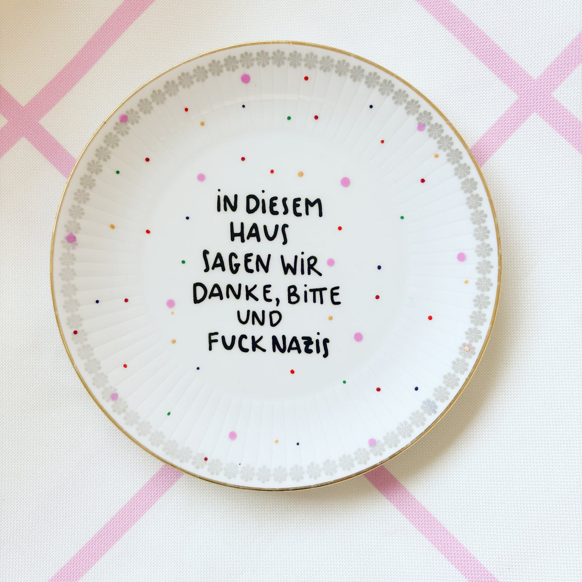 Vintage Wandteller "IN DIESEM HAUS SAGEN WIR DANKE,BITTE UND FUCK NAZIS“– handbemalte Statement-Wanddeko aus Porzellan