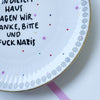 Vintage Wandteller "IN DIESEM HAUS SAGEN WIR DANKE,BITTE UND FUCK NAZIS“– handbemalte Statement-Wanddeko aus Porzellan