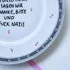 Vintage Wandteller "IN DIESEM HAUS SAGEN WIR DANKE,BITTE UND FUCK NAZIS“– handbemalte Statement-Wanddeko aus Porzellan
