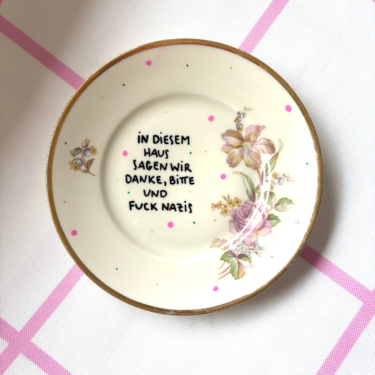 Vintage Wandteller "IN DIESEM HAUS SAGEN WIR DANKE,BITTE UND FUCK NAZIS“– handbemalte Statement-Wanddeko aus Porzellan