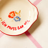Vintage Wandteller "ICH MUSS GAR NIX“– handbemalte Statement-Wanddeko aus Porzellan