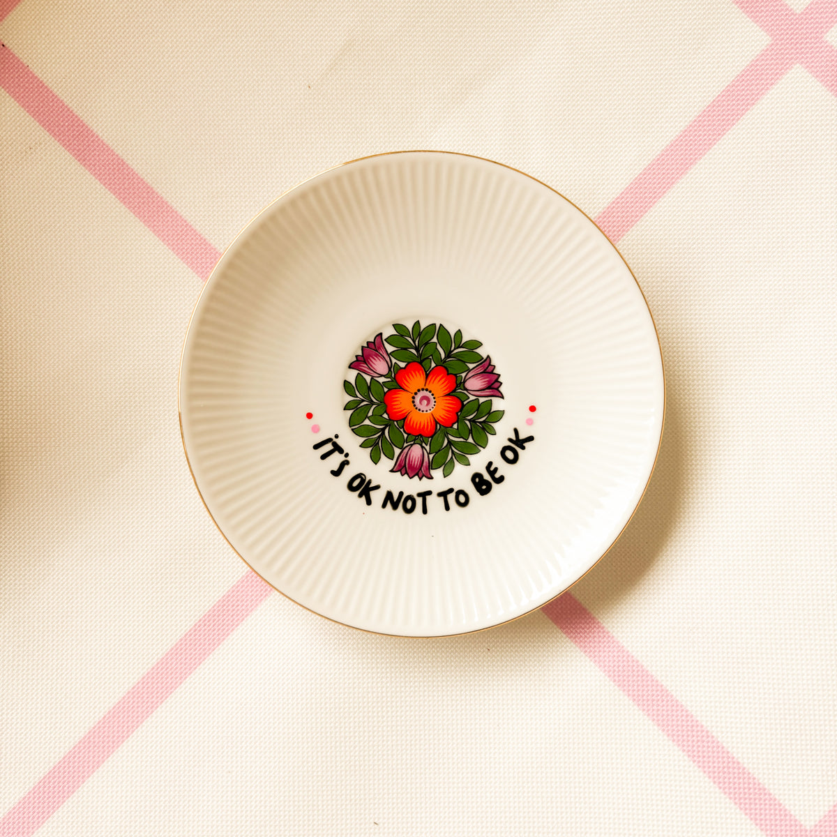 Vintage Wandteller "IT´S OK NOT TO BE OK“– handbemalte Statement-Wanddeko aus Porzellan