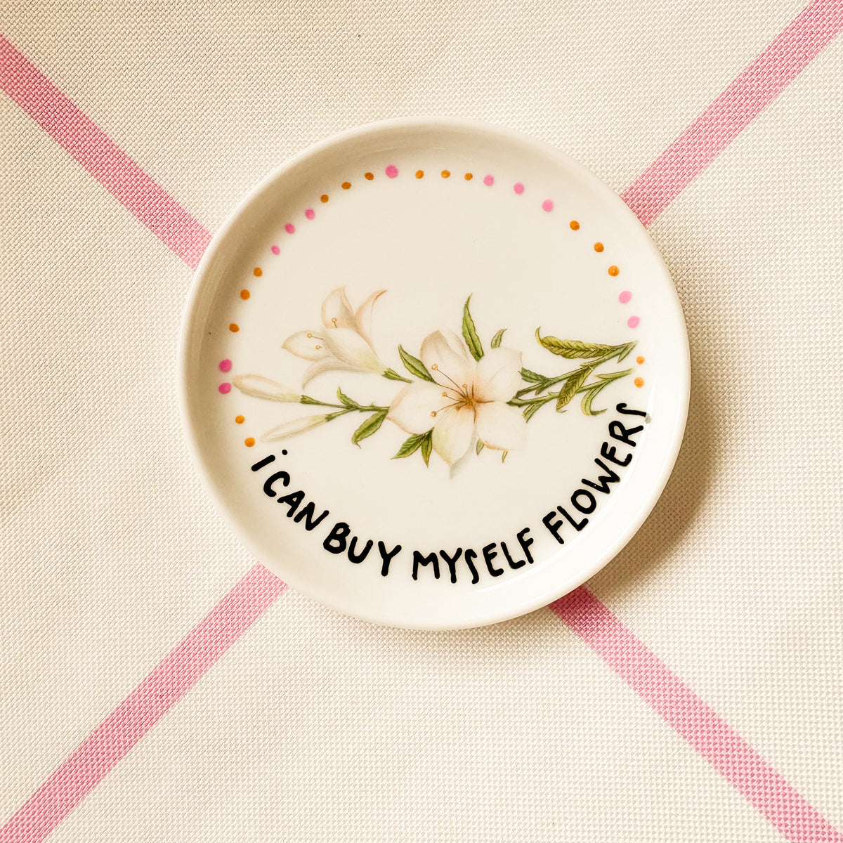 Vintage Wandteller "I CAN BUY MYSELF FLOWERS“– handbemalte Statement-Wanddeko aus Porzellan