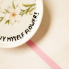 Vintage Wandteller "I CAN BUY MYSELF FLOWERS“– handbemalte Statement-Wanddeko aus Porzellan