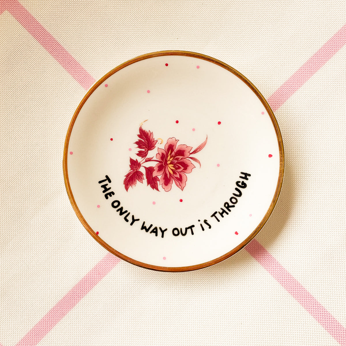 Vintage Wandteller "THE ONLY WAY OUT IS THROUGH“– handbemalte Statement-Wanddeko aus Porzellan