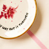 Vintage Wandteller "THE ONLY WAY OUT IS THROUGH“– handbemalte Statement-Wanddeko aus Porzellan