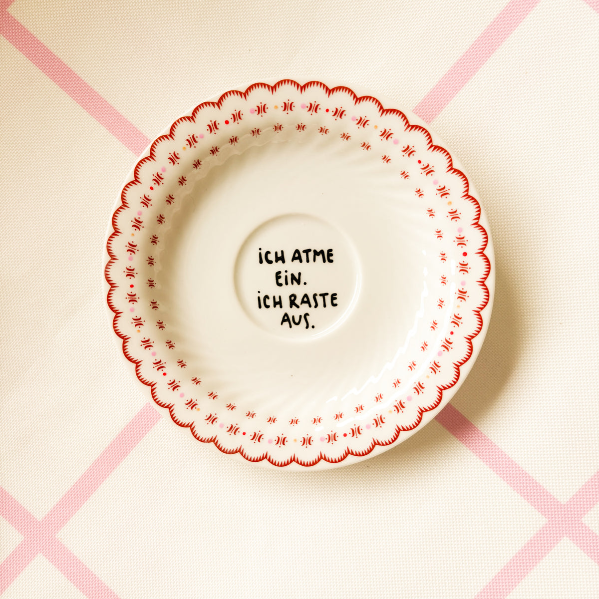 Vintage Wandteller "ICH ATME EIN.ICH RASTE AUS.“– handbemalte Statement-Wanddeko aus Porzellan