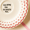 Vintage Wandteller "ICH ATME EIN.ICH RASTE AUS.“– handbemalte Statement-Wanddeko aus Porzellan